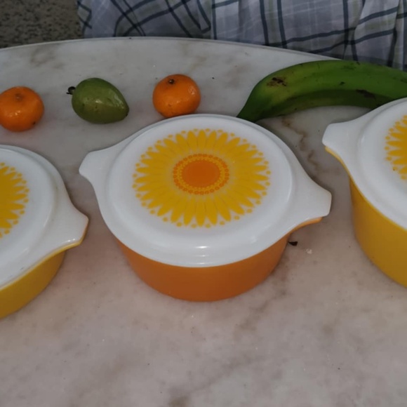 Vintage Pyrex Daisy Pattern casserole dishes - Picture 7 of 7